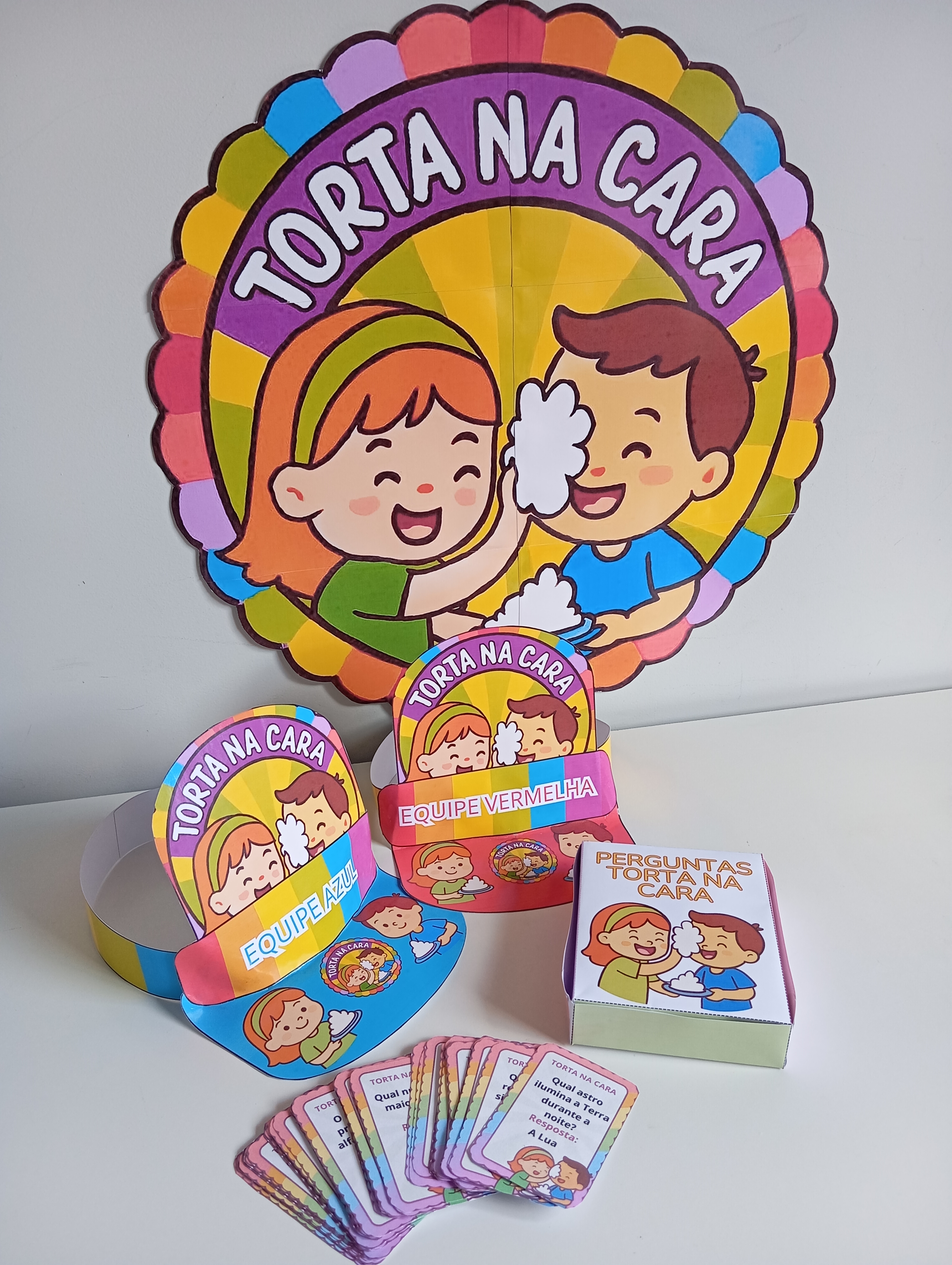 Torta na Cara – Diversão Garantida! 🎉 💰7,00 👉 Painel super divertido 👉 Viseira personalizada 👉 Caixinha com pergunt — imagem 2
